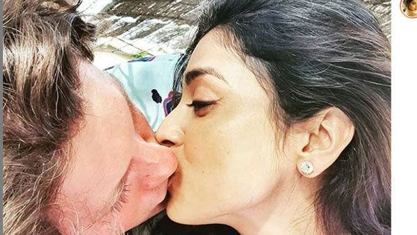 పబ్లిక్‌లోనే భర్తతో కలిసి రెచ్చిపోయిన శ్రీయ