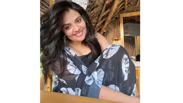 స్లీవ్‌లెస్ బ్లౌస్‌తో అందాల విందు చేస్తూ