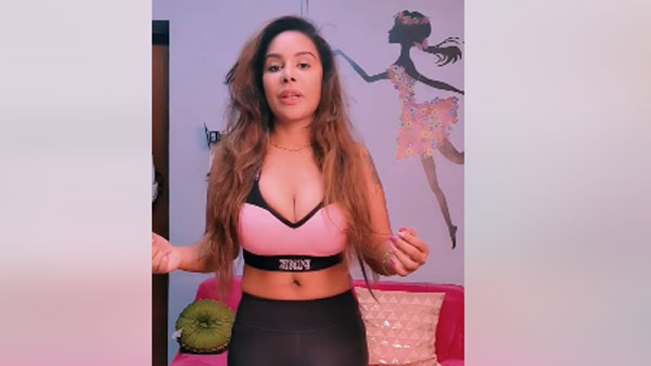 బ్రాతో కనిపించి