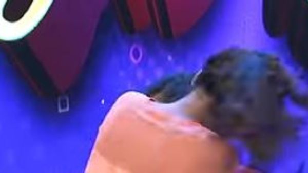  స్టేజ్ మీదే లిప్ కిస్ ఇచ్చి షాకిచ్చింది