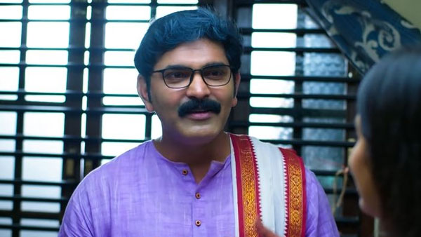 అమ్మ బిడ్డకు చెబుతున్నట్లు