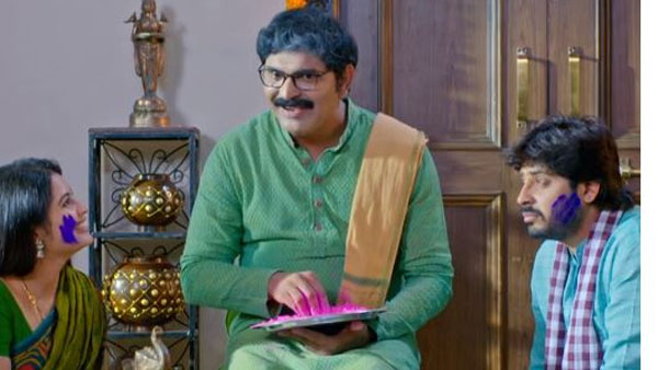 తలుపుల వద్దే ఎదురుచూస్తుంటారు