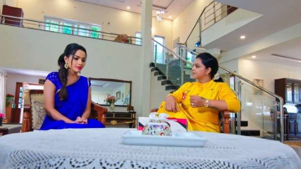 ఏసీపీ రోషిణి కలిసిన మోనిత