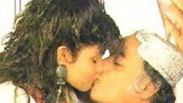 తండ్రితో లిప్‌లాక్