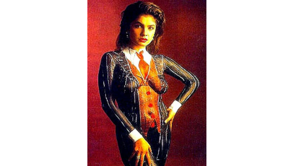 నగ్నంగా బాడీ పెయింటింగ్