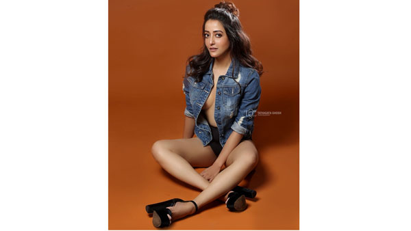 టాప్‌ బటన్లు విప్పేసి