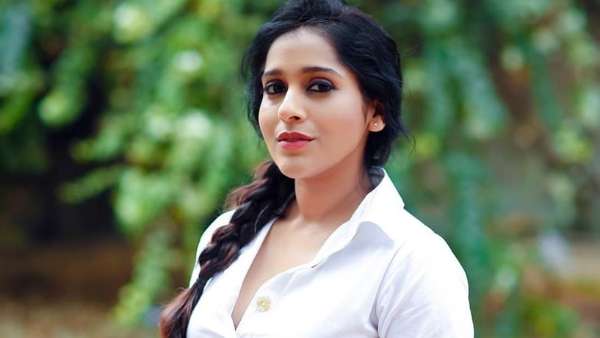 హీరో ఫొటో గోడ మీద.. అది మాత్రం బెడ్‌ మీద