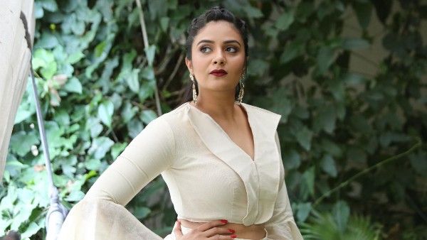 ప్రశ్నలు జవాబులతో సందడి చేస్తూ