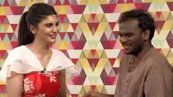 ముద్దులు, హగ్గులతో రచ్చ చేస్తూ