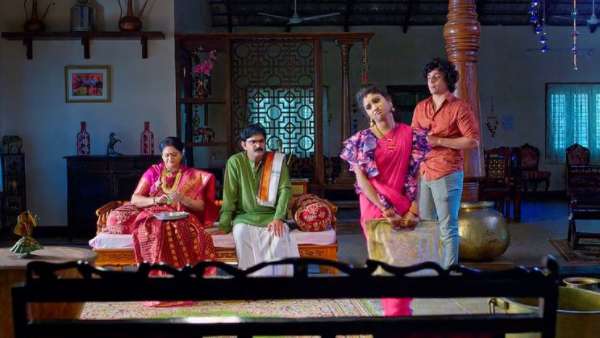 జ్ఞానాంబ కూడా ఆవేదన చెందుతుంది.