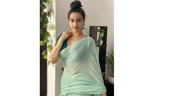 అప్పుడప్పుడూ అందాల విందు చేస్తూ