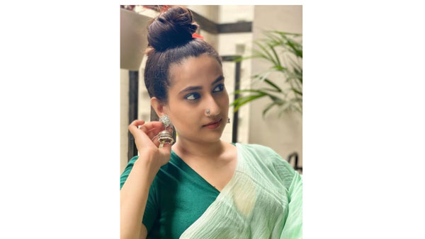 హాట్ ఫొటోలతో రెచ్చిపోయిన యాంకర్