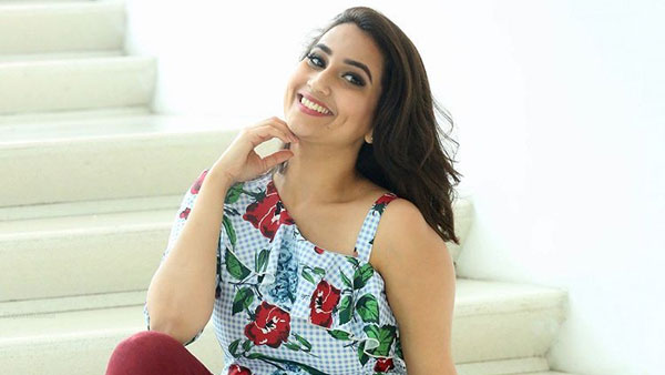 బుల్లితెర, వెండితెరకు దూరంగా ఉంది