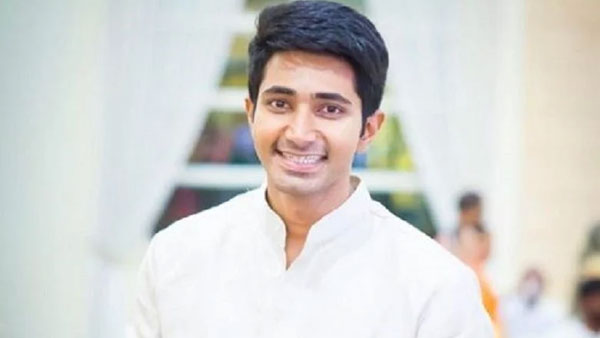 మా ఫ్లాట్ డోర్ బాదడంతో