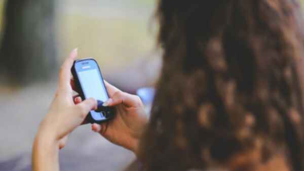 అమాయక అమ్మాయిలపై వలవేసి.