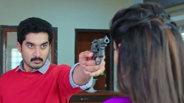 నిలువెత్తు ప్రేమమూర్తికి తుపాకి గురిపెడుతావా?