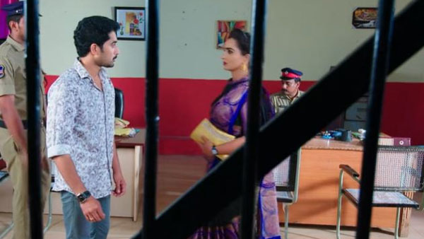 తల్లిని పలకరిస్తూ ఉద్వేగంగా