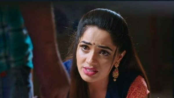 అంజి కాళ్లపై పడిన మోనిత