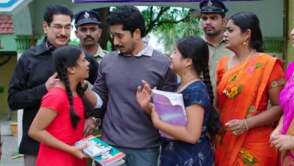 తండ్రి అరెస్ట్ చూసి శౌర్య, హిమ షాక్