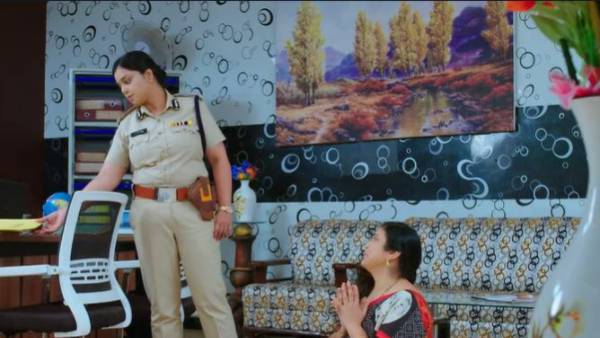  పోలీసులు లాఠీలతో కొట్టరంటూ...