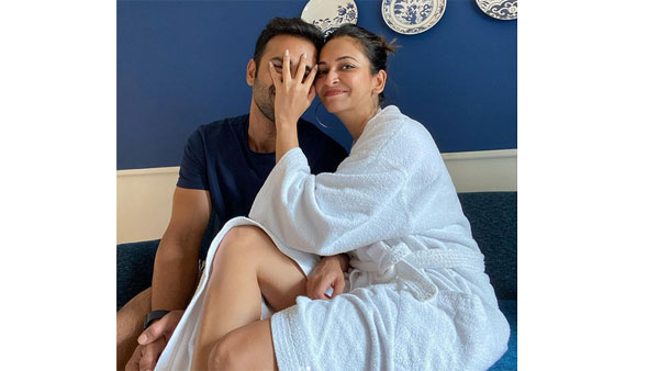 నైట్ గౌనులో