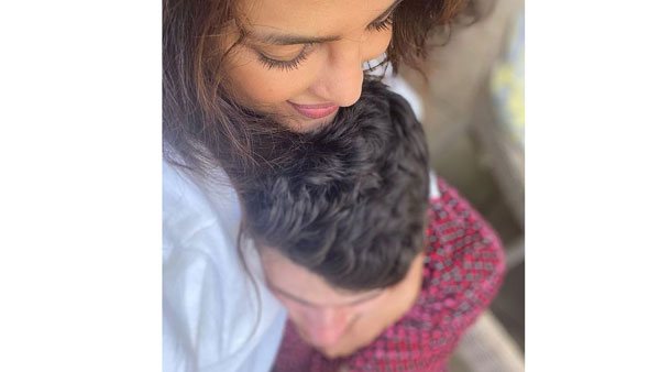 భర్తకు ప్రియాంక చోప్రా హగ్.. అలా పోస్ట్