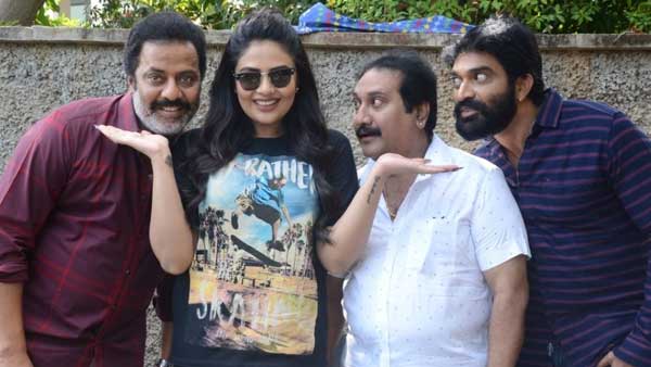 అంకుల్స్‌తో కలిసి సందడి... ప్రమోషన్స్