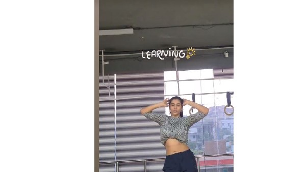 టాప్‌ను పైకి లేపి హాట్ డ్యాన్స్ చేసేసింది