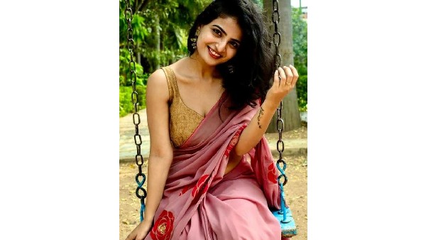 చీరకొంగును పక్కకు జరిపి అందాల విందు