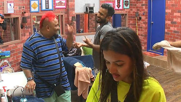 బాత్రూమ్ కు వెళ్లి పని కానీవ్వు..