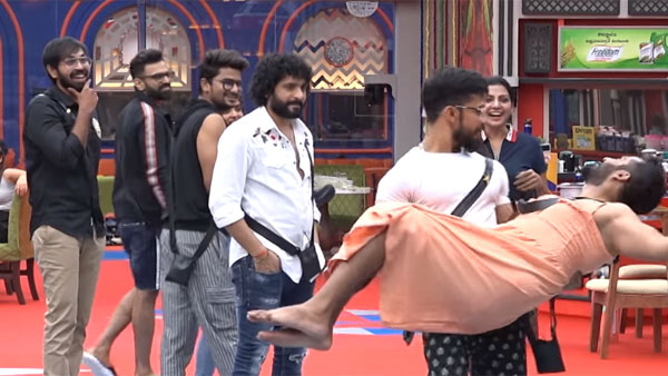 బట్టలు, వస్తువులతో సహా అంతా..