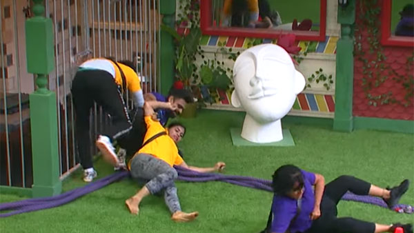 పిల్లోల కోసం కంటెస్టెంట్లు ఫైటింగ్