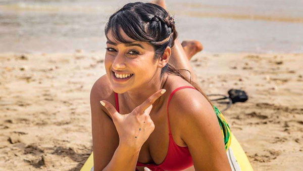 అందాలు ఆరబోస్తూ రెచ్చిపోతోందిగా