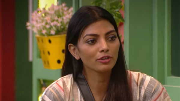 బాత్రూమ్ వద్ద లహరి, రవి కౌగిలింతలు