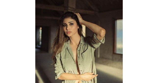 షర్ట్ మొత్తం విప్పేసిన నాగినీ హీరోయిన్