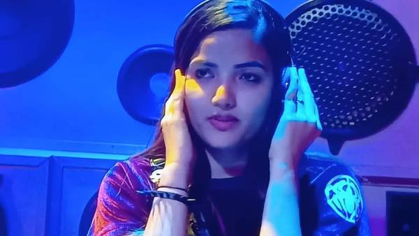 ధైర్యం చెబుతూ - దండిస్తూ