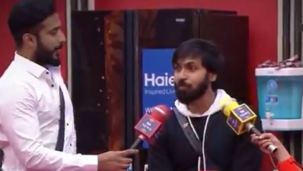 నటరాజ్ మాస్టర్ బాల్స్ పట్టుకొని