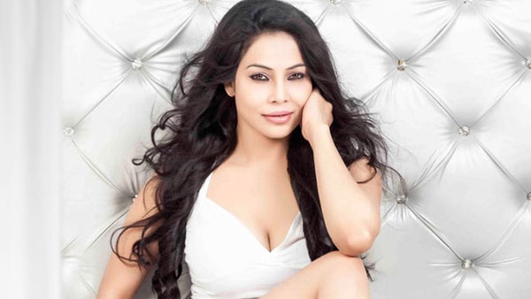 ఆమె ఇంటి వద్దే దోచుకున్నారు