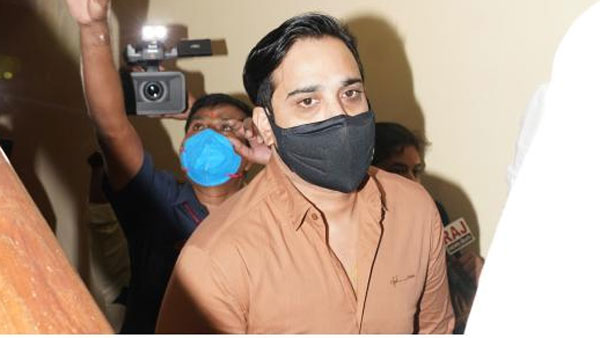 కెల్విన్ తో సంబంధాలు ?