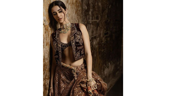 జాకెట్ విప్పేసి షాకిచ్చిన హీరోయిన్