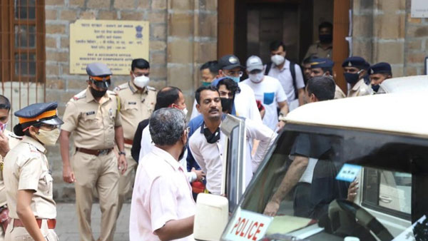 షారుఖ్ మేనేజర్ కూడా?