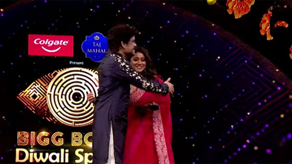 శ్రియ హౌస్ లోపలికి