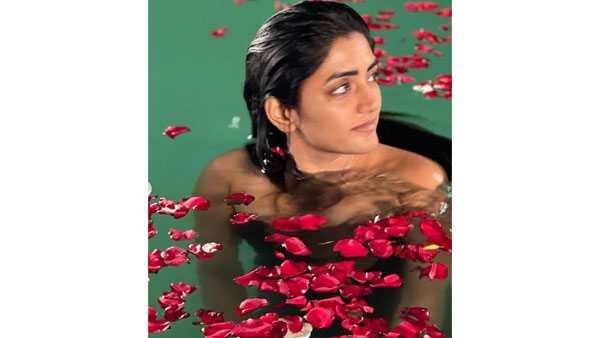 అప్పుడప్పుడూ అందాల విందు చేస్తూ