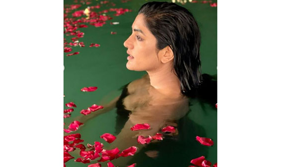 తడిచిన బట్టల్లో అందాలు ఆరబోసింది