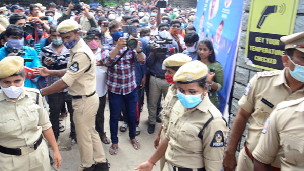 ఓటు హక్కు వినియోగించుకోని రకుల్, పూజా హెగ్డే, హన్సిక