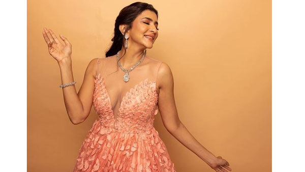 అందాలు మొత్తం ఆరబోస్తోందిగా