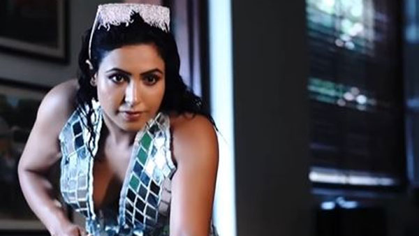  బ్రాలెస్‌గా కనిపించిన షాకిచ్చింది