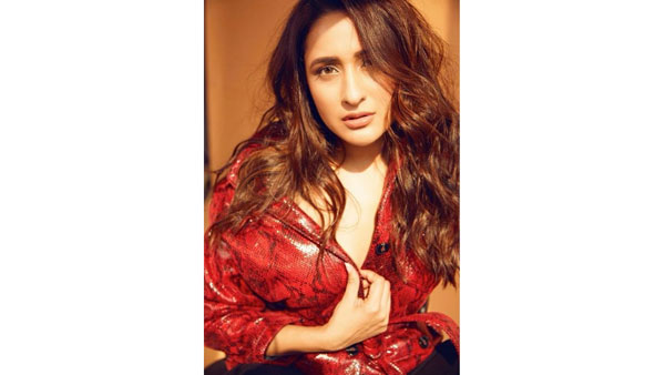 షర్ట్ బటన్స్ విప్పేసి ప్రగ్యా హల్‌చల్