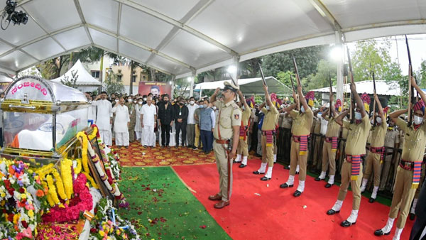 మూడు రౌండ్లు గాలిలోకి కాల్పులు