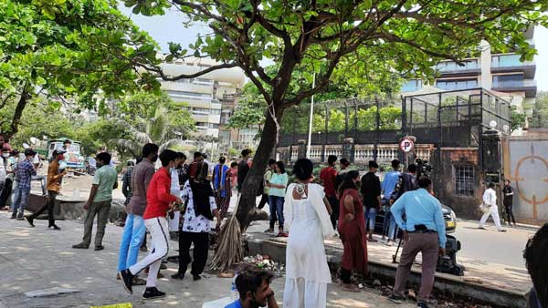 ఎన్సీబీ అధికారులు మన్నత్‌లోకి